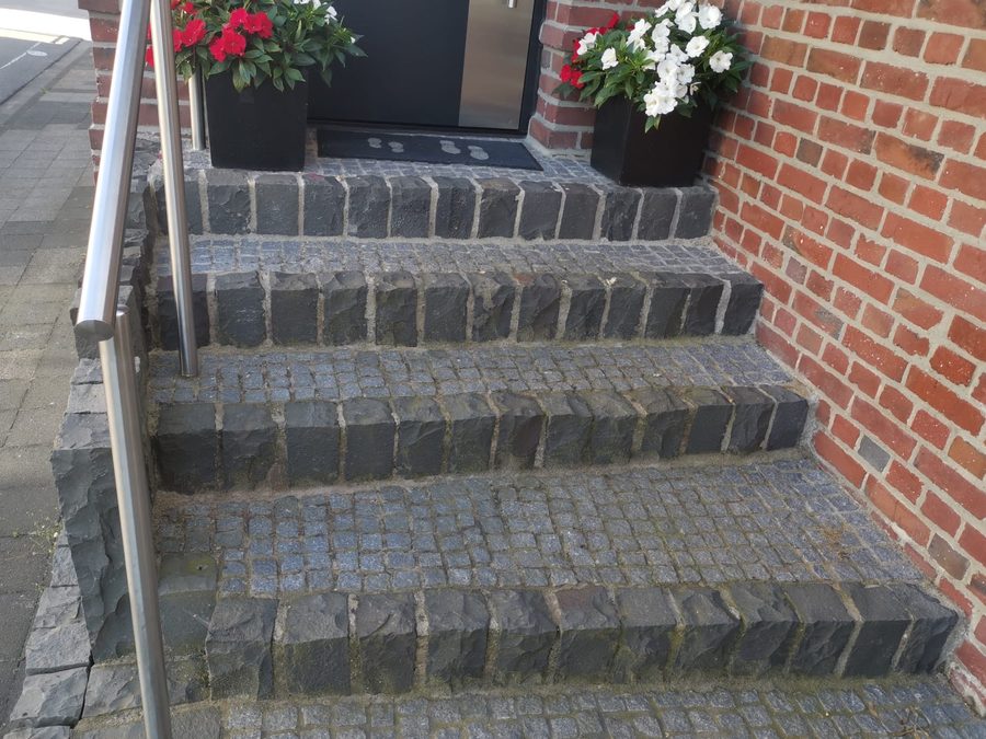 Hauseingang mit Treppenstufen aus Basalt-Kleinpflaster und Blockstufen