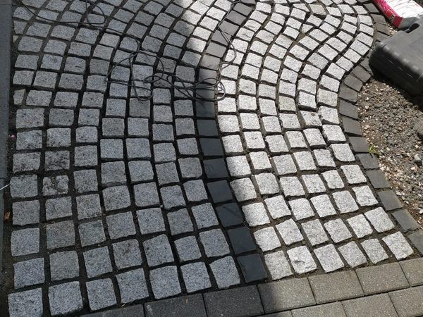 Kleinpflaster im Bogenverband beim Verlegen